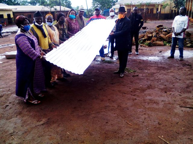 Don à Ecole Publique Banock