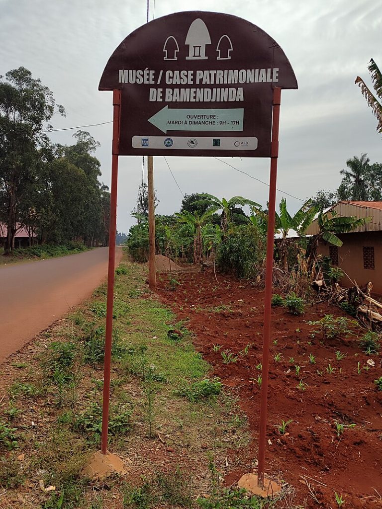 Panneau_d&rsquo;accueil_de_la_case_patrimoniale_Bamendjinda_01